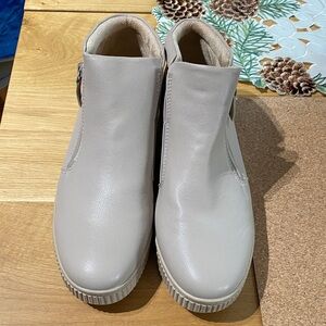 Stylish beige Naturalizer SOUL Ankle Boots